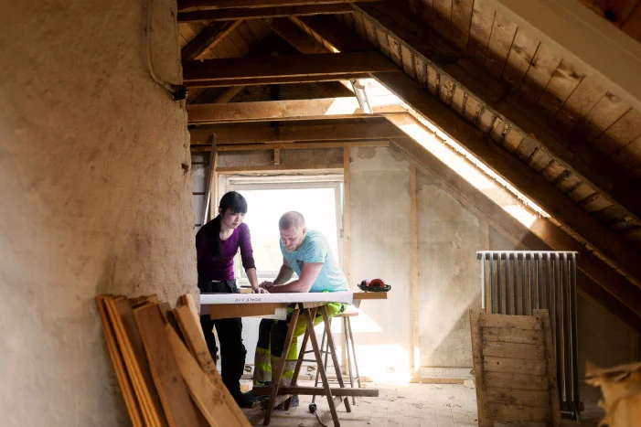 Zwei Personen beim Dachausbau